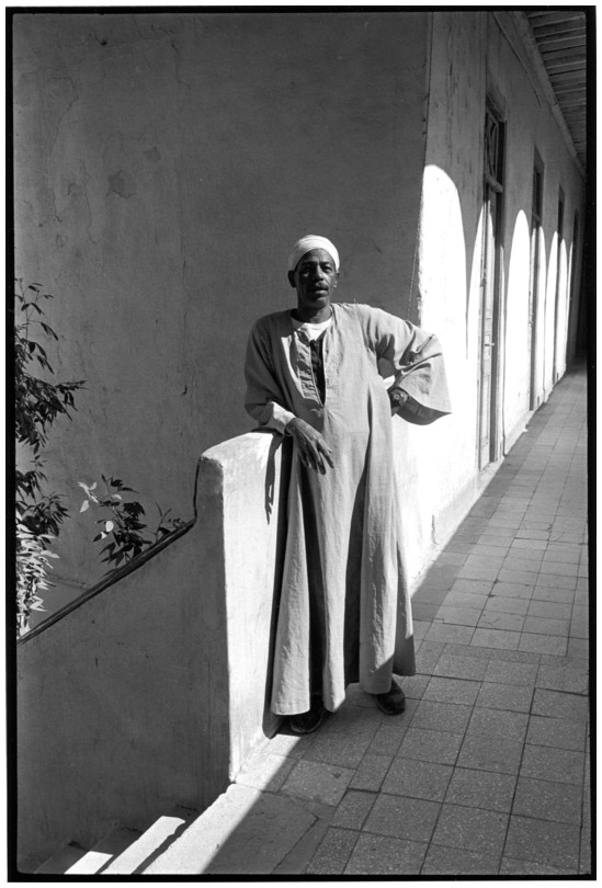 Abdu Gibril dans une coursive de l'hôtel Continental à Assouan
